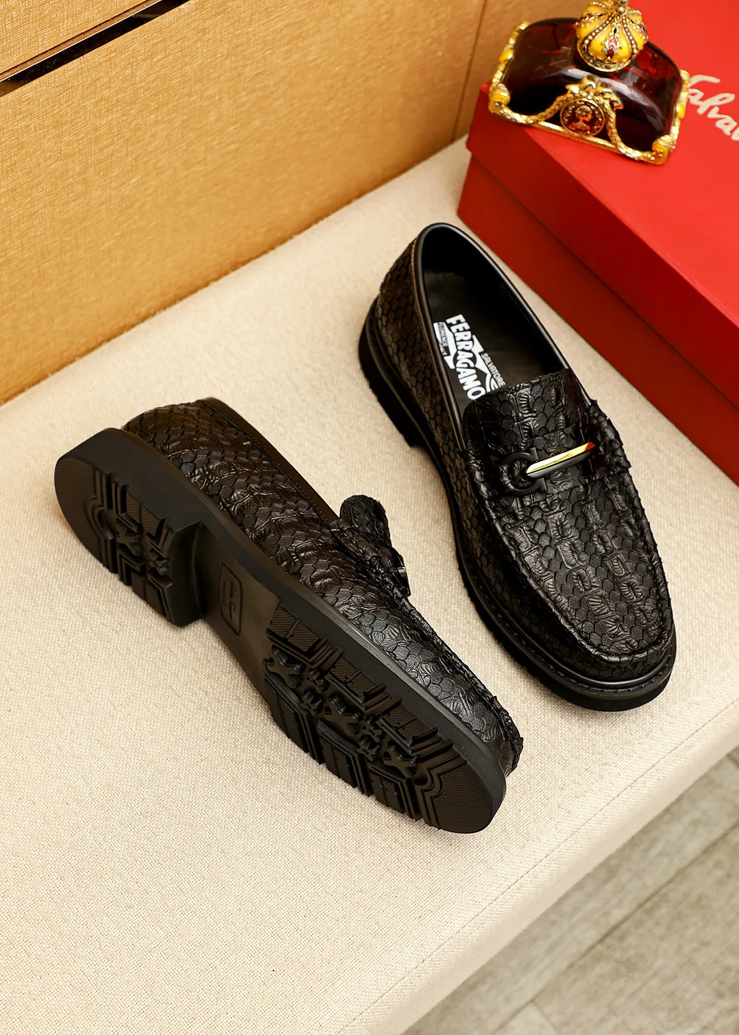 Men's shoes 💰520 💐 Product trademark: Ferragamo "Ferragamo" casual leather shoes Regular size: 38-44 (45.46🉑️customized) Product materials: Selected imported first-layer calfskin embossed upper + original hardware buckle, imported water-dyed cow leather lining. Strong three-dimensional visual effect, original outsole color: 1⃣️color optional